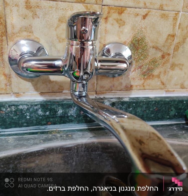 ברז כרום מותקן מעל כיור מטבח